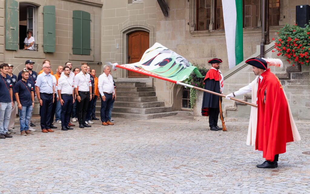 Lanceur de drapeau en costume traditionnel lors d'une cérémonie suisse