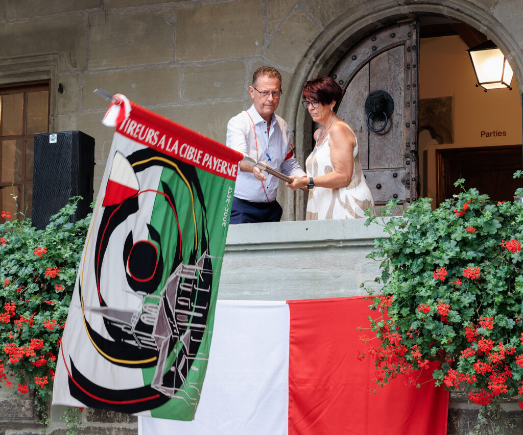 Remise de drapeau Tireurs à la Cible Payerne sur balcon fleuri