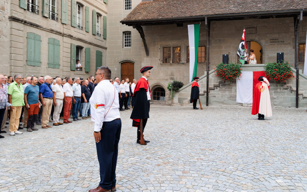 Cérémonie officielle suisse avec gardes en costume traditionnel rouge et noir