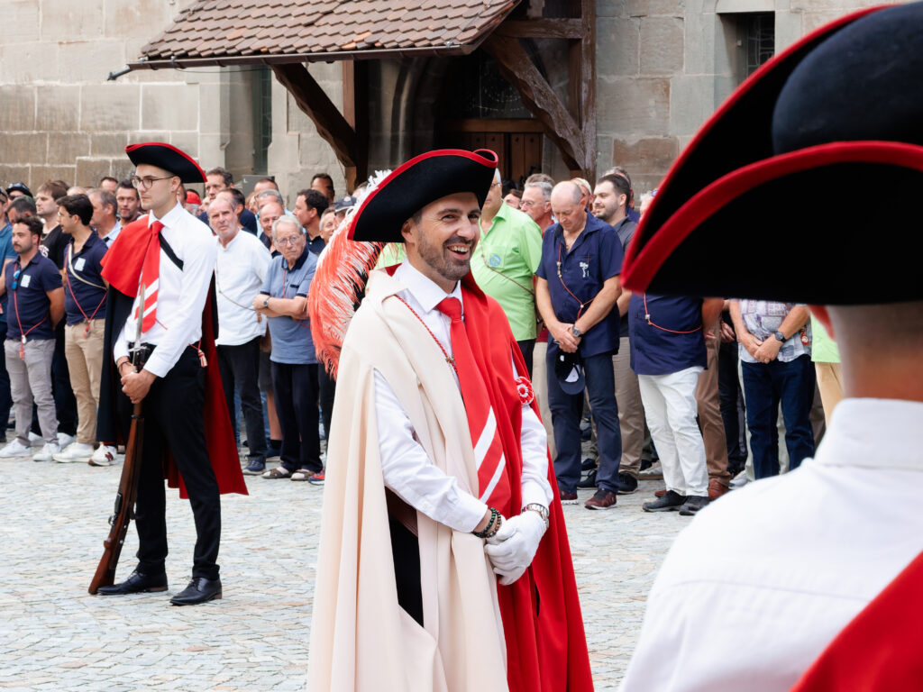 Homme souriant en costume traditionnel lors d'une cérémonie historique
