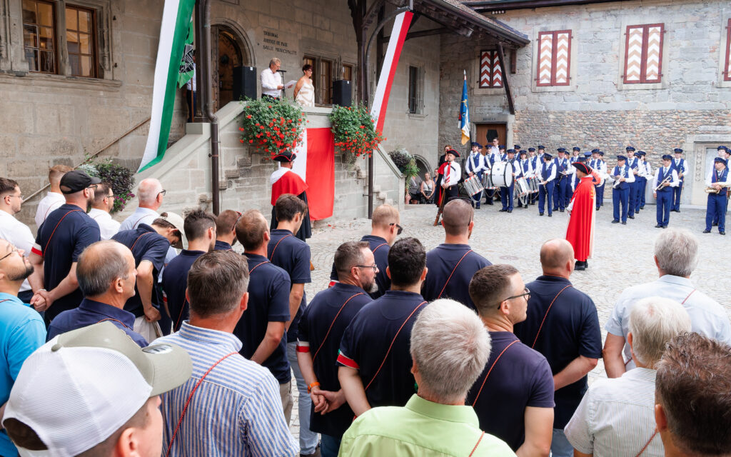 Cérémonie officielle avec fanfare et discours en place historique