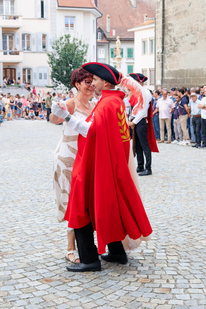 Couple dansant en costume traditionnel sur place pavée animée