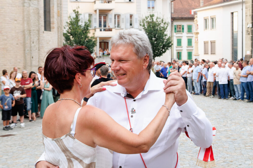 Couple dansant sur une place publique lors d'une fête populaire