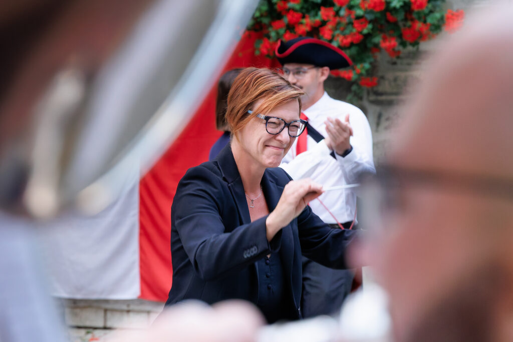 Femme souriante coupant un ruban lors d'une inauguration officielle