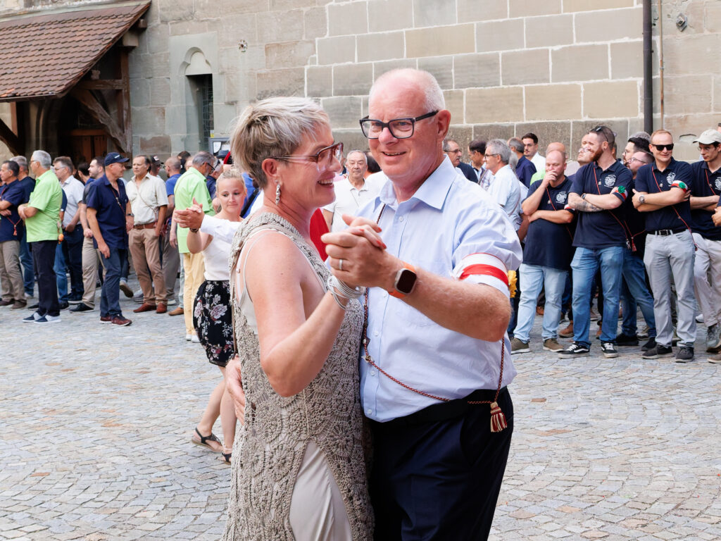 Couple dansant joyeusement en plein air lors d'une fête populaire
