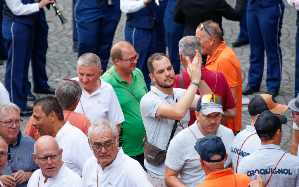 Groupe d'hommes rassemblés en plein air lors d'un événement festif