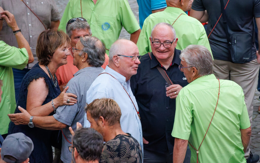 Groupe de personnes en chemises vertes lors d'un rassemblement festif