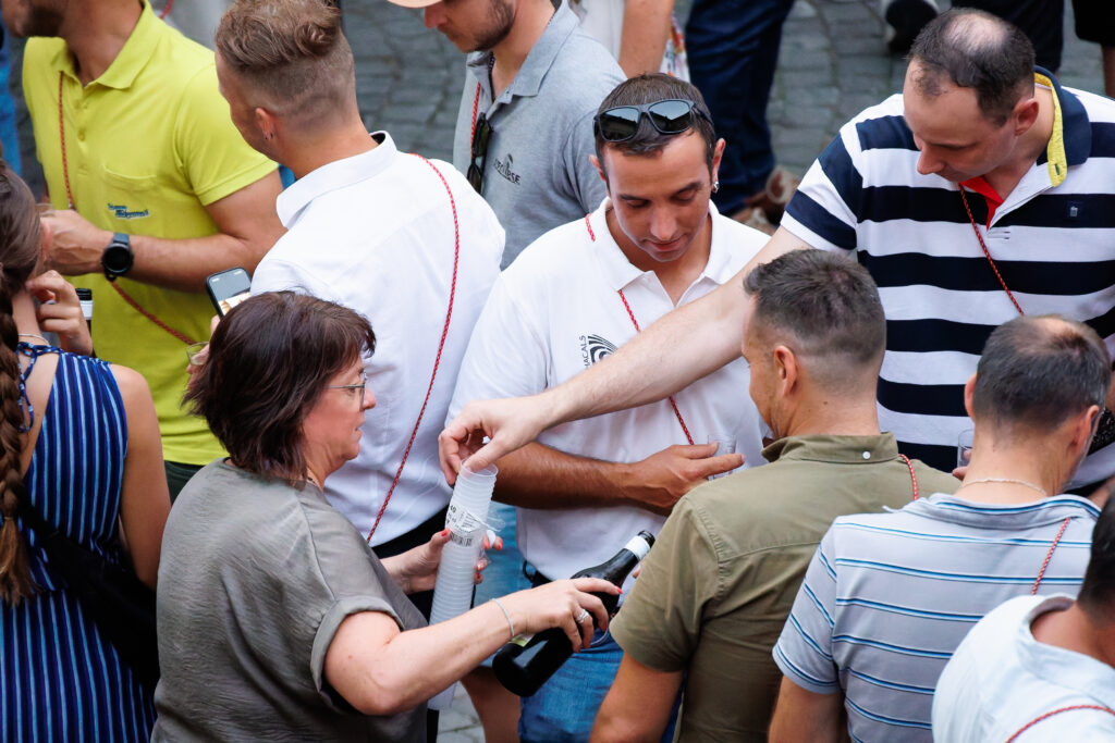 Groupe de personnes partageant du vin lors d'une fête en plein air