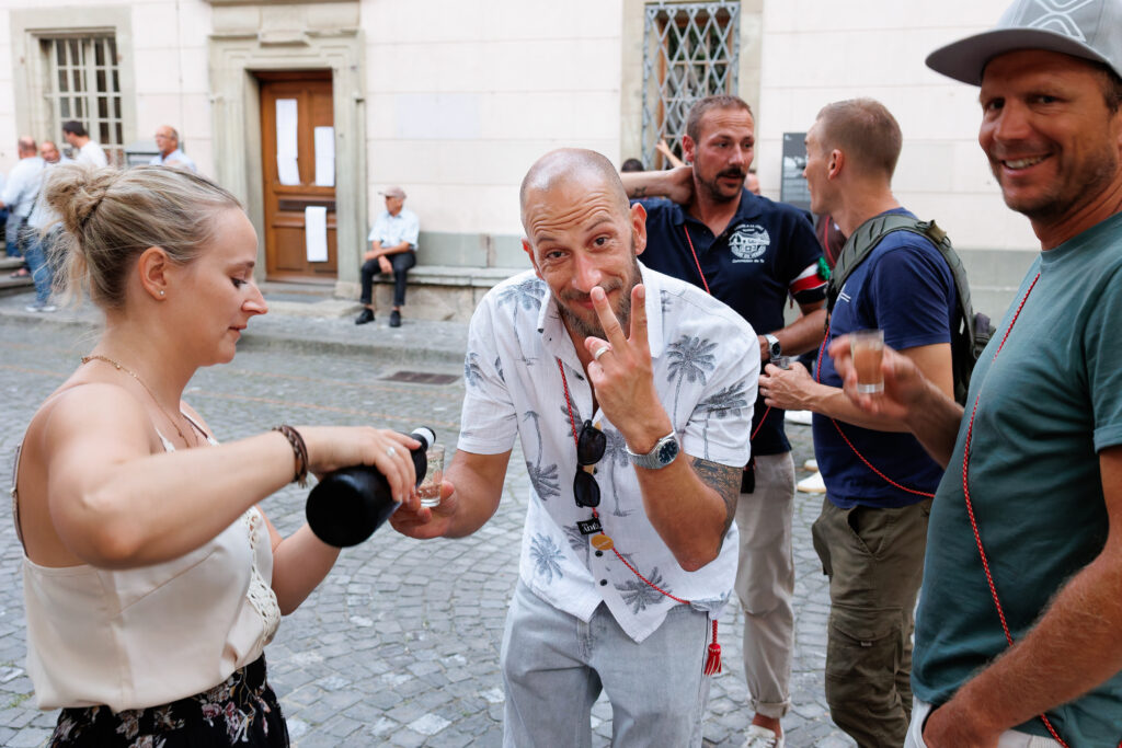 Groupe de personnes festives buvant des shots en plein air
