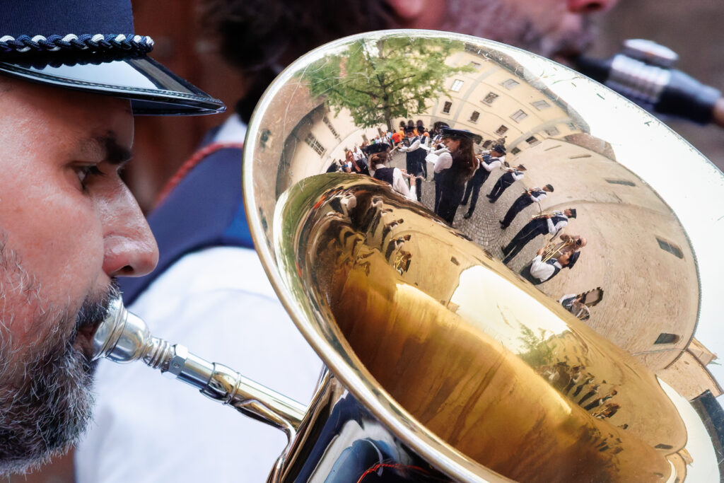 Musicien jouant du tuba avec reflet d'un orchestre dans le pavillon