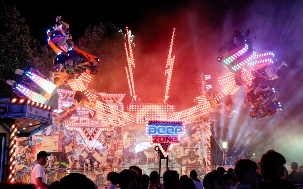 Manège Deep Zone illuminé la nuit dans un parc d'attractions