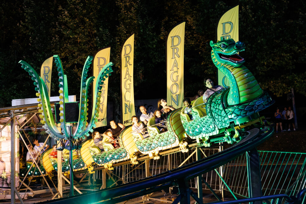 Manège Dragon en fête foraine avec passagers la nuit