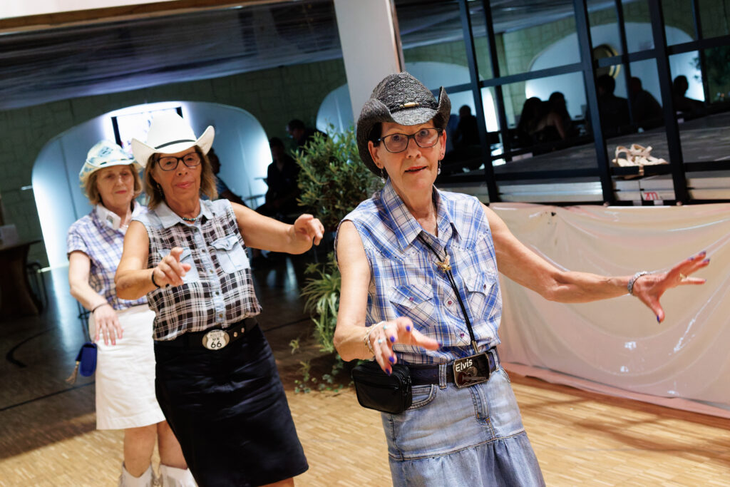 Femmes seniors en tenues country dansant lors d'un événement