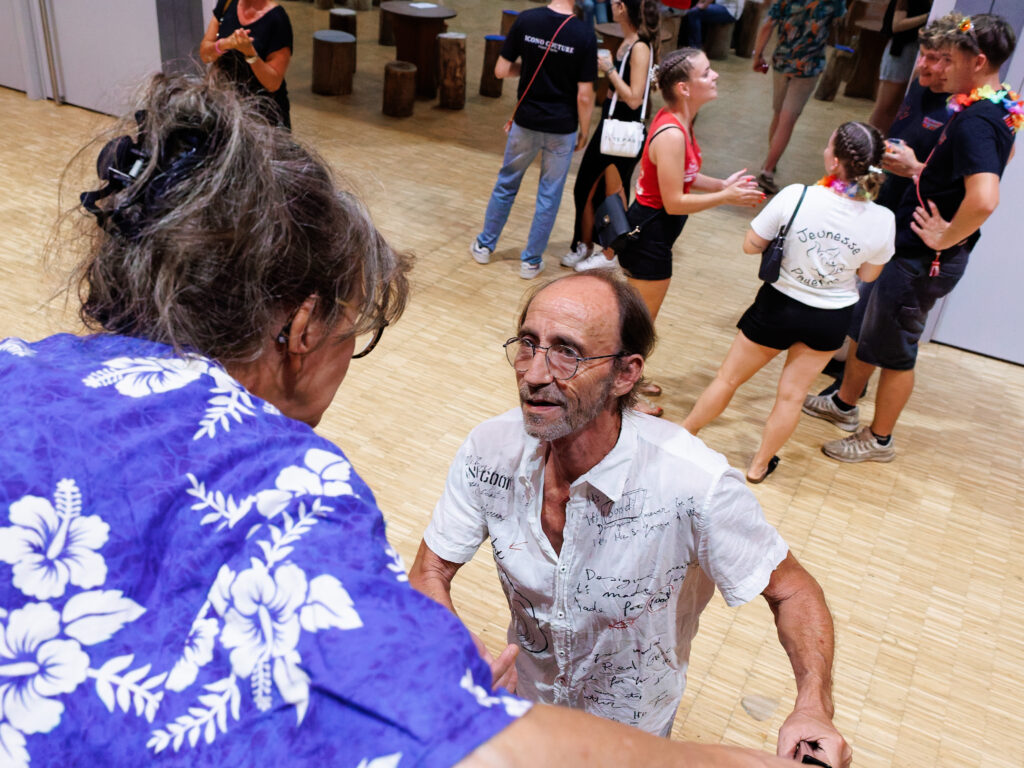 Couple d'adultes dansant lors d'un événement festif intérieur