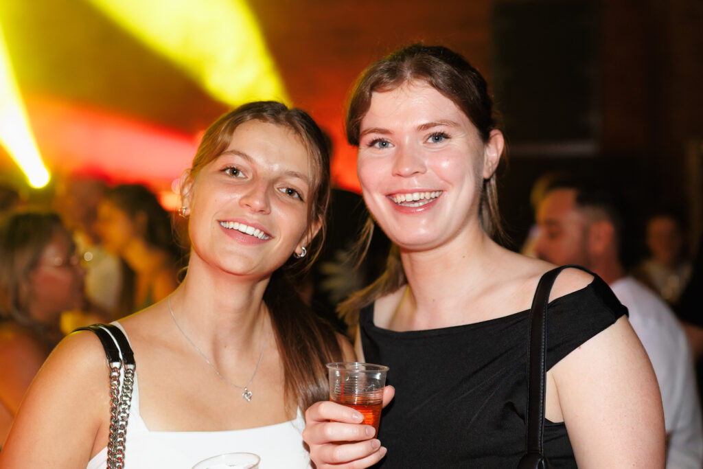 Deux jeunes femmes souriantes lors d'une soirée festive