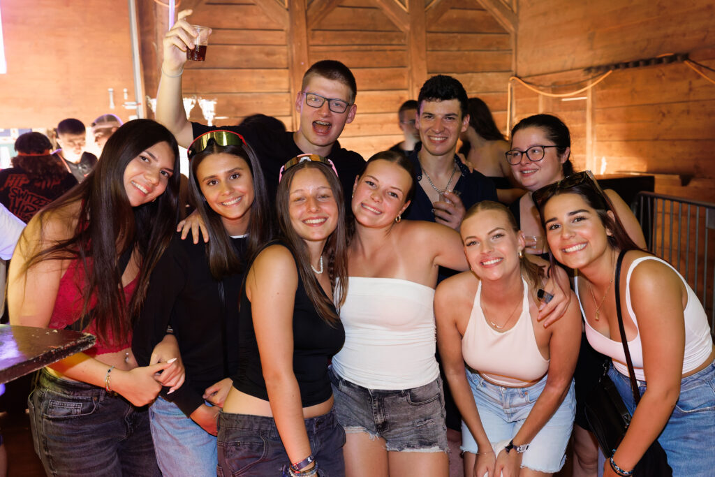 Groupe de jeunes amis souriants lors d'une soirée festive